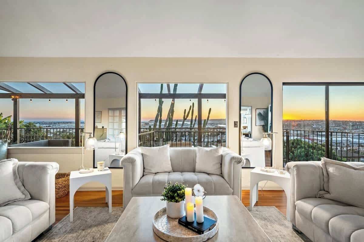 Een televisie, een open haard en een kantoor