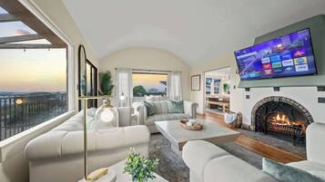 Een televisie, een open haard en een kantoor