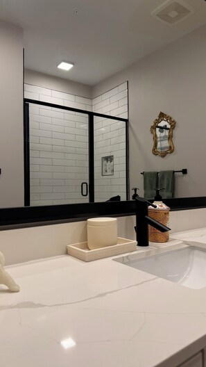 Shower, eco-friendly toiletries, hair dryer, towels - The Ascendant Loft-Walk to River Street & Historic District (Savannah)