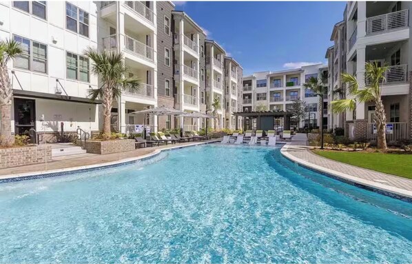 Outdoor pool - The Ascendant Loft-Walk to River Street & Historic District (Savannah)