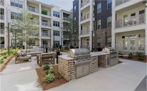 Outdoor dining - The Ascendant Loft-Walk to River Street & Historic District (Savannah)