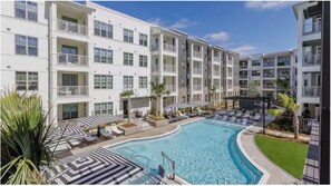 Outdoor pool - The Ascendant Loft-Walk to River Street & Historic District (Savannah)