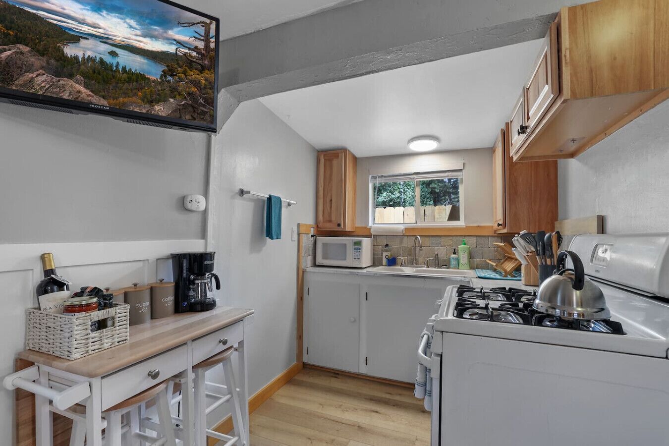 Fridge, oven, stovetop, coffee/tea maker