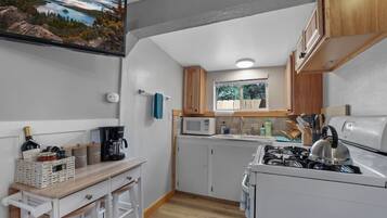 Fridge, oven, stovetop, coffee/tea maker