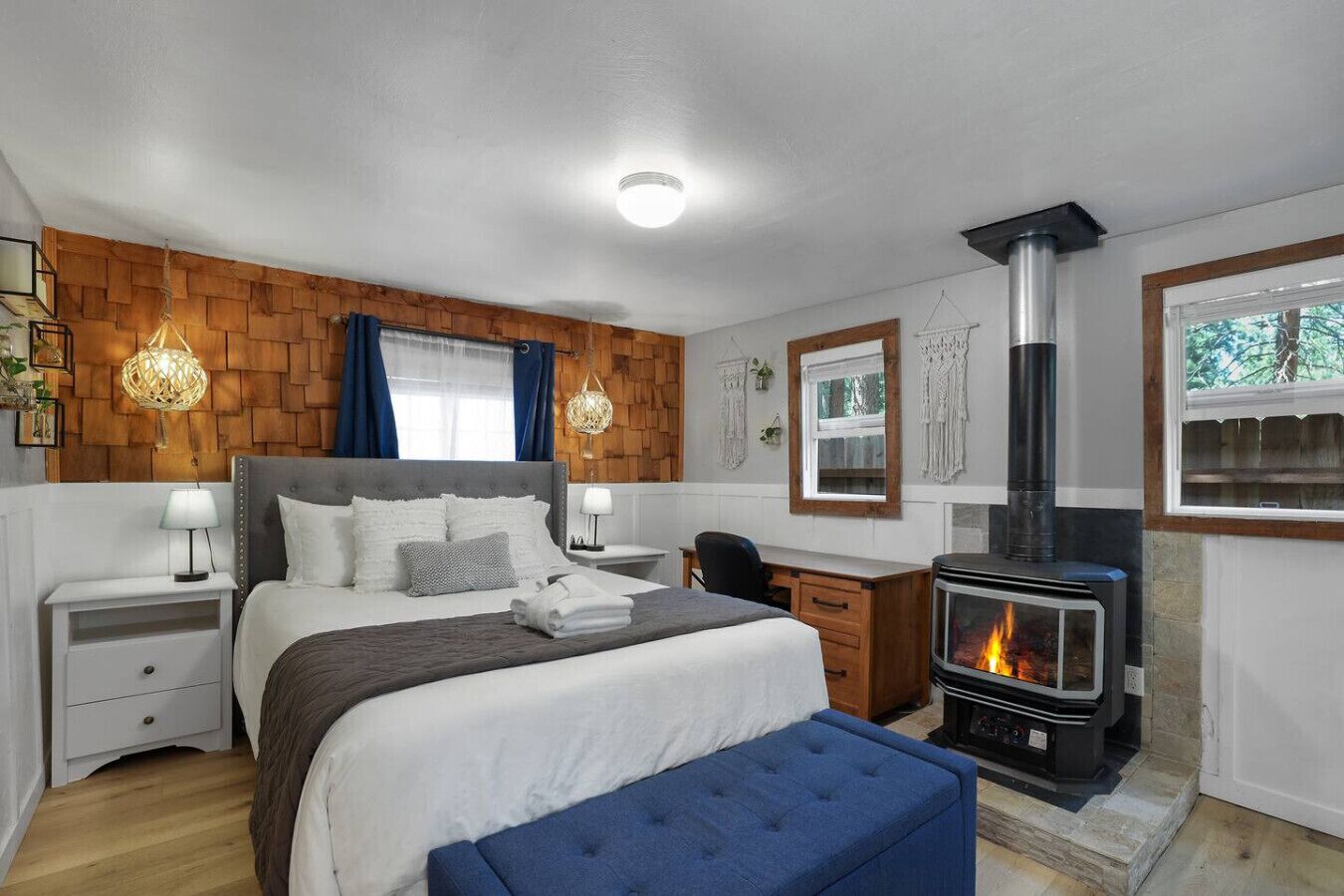 Desk, iron/ironing board, WiFi, bed sheets