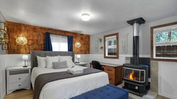 Desk, iron/ironing board, WiFi, bed sheets