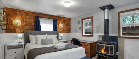 Escritorio, tabla de planchar con plancha, wifi y ropa de cama