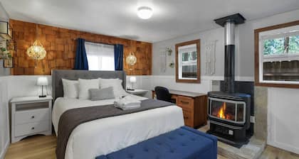 Pet-Friendly Cottage Near Lake & Ski w/ Fireplace