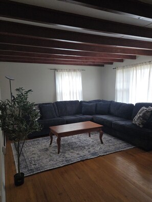 Living area - Charming 3-bedroom house 5 minutes from center of Hershey (Hershey)