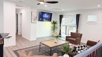 Älytelevisio, takka, pöytäjalkapallopöytä