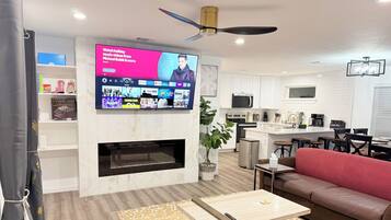 Smart TV, chimenea y futbolito