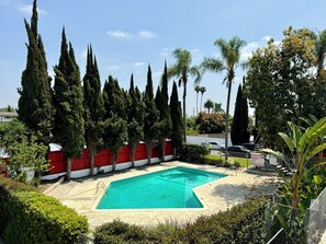 Outdoor pool - Golden Green Downey Abode ~ Poolside Suite (Downey)