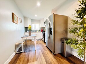 Fridge, microwave, oven, stovetop - Golden Green Downey Abode ~ Poolside Suite (Downey)