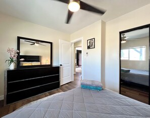 2 bedrooms, desk, iron/ironing board, free WiFi - Golden Green Downey Abode ~ Poolside Suite (Downey)