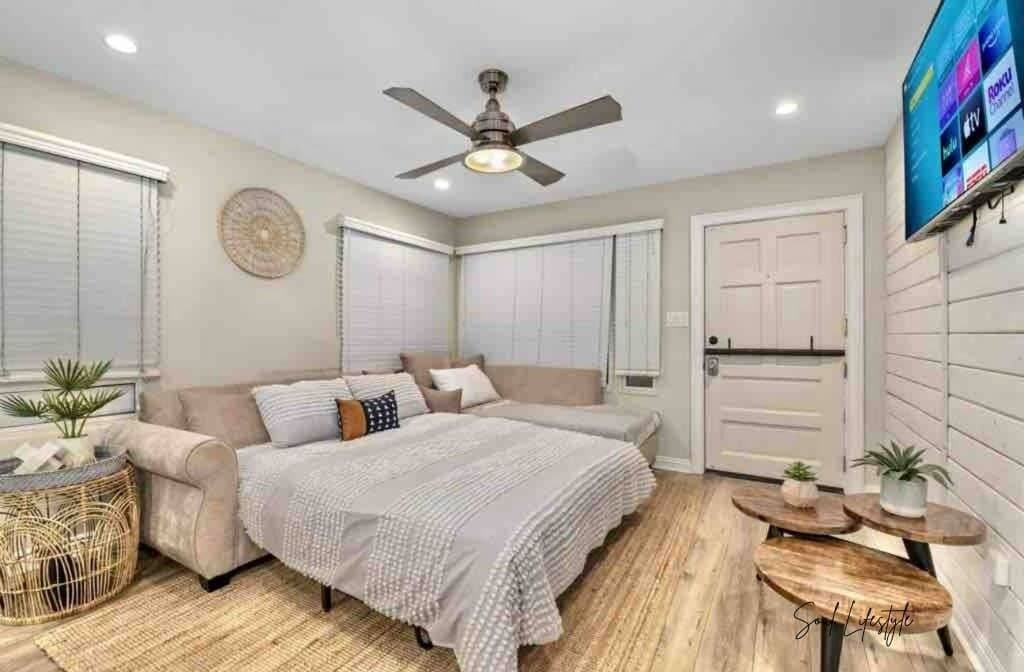 Fer et planche à repasser, lit parapluie, Wi-Fi, draps fournis