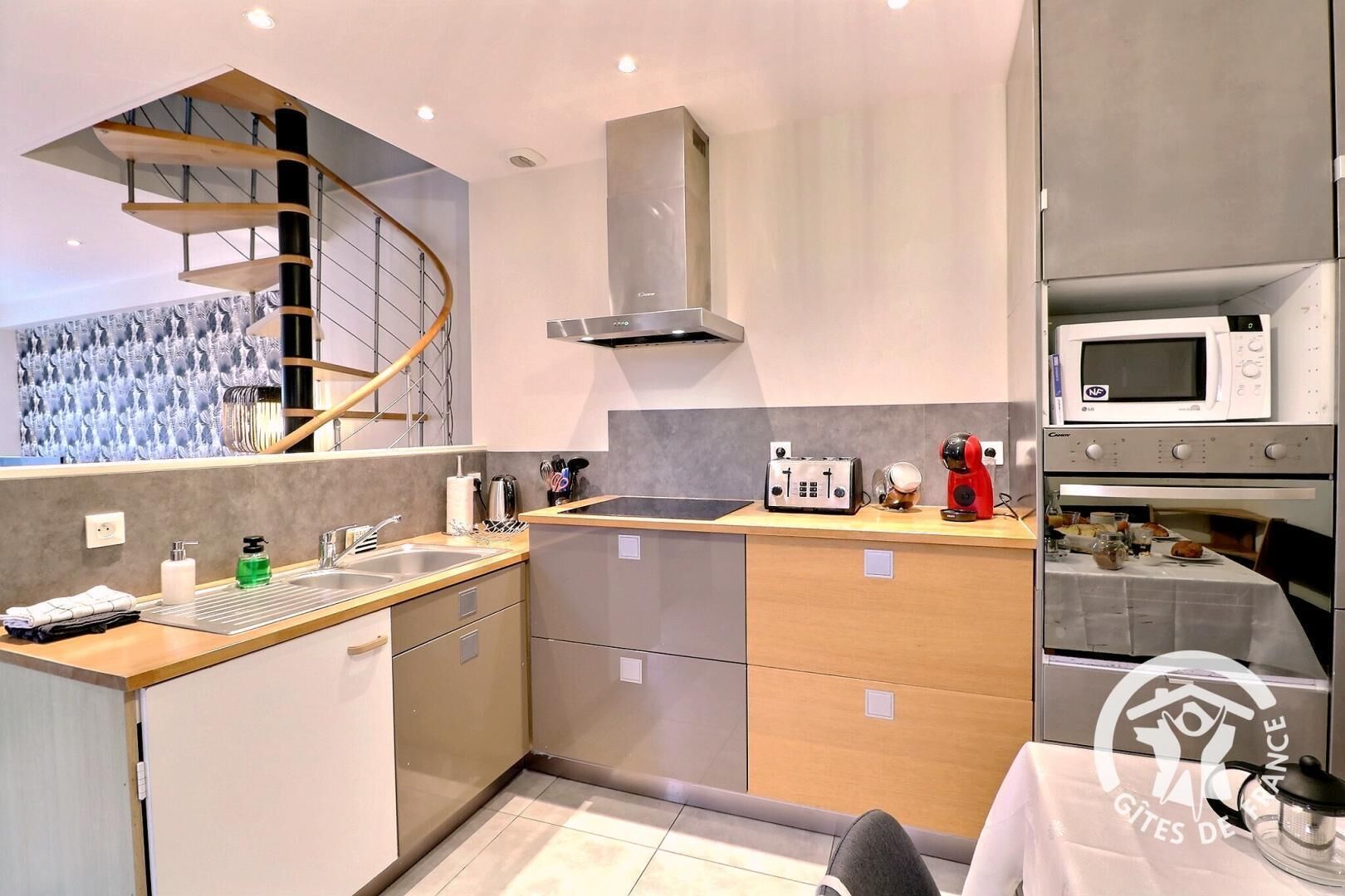 Eine moderne Küche mit integriertem Mikrowellenherd, Toaster und Backofen.