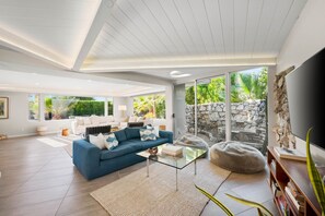 Smart TV, chimenea, tenis de mesa y oficina 
