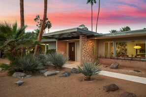 Exterior - Encore Palms Estate 4 Bedroom 4.5 Bath Luxury Retreat Next to Sinatra's Legendary Twin Palms Home (Palm Springs)