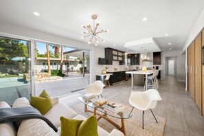 Smart TV, fireplace, ping pong, offices - Encore Palms Estate 4 Bedroom 4.5 Bath Luxury Retreat Next to Sinatra's Legendary Twin Palms Home (Palm Springs)