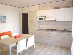 Fridge, microwave, stovetop - Holiday apartment mit Klimaanlage und Terrasse (Lignano Sabbiadoro)