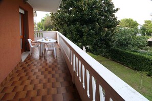 Outdoor dining - Holiday apartment mit Klimaanlage und Terrasse (Lignano Sabbiadoro)