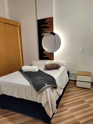Tabla de planchar con plancha, wifi gratis y ropa de cama 
