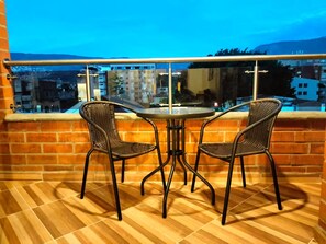 Outdoor dining - Spacious natural design with panoramic views of Medellín 501 (Medellín)