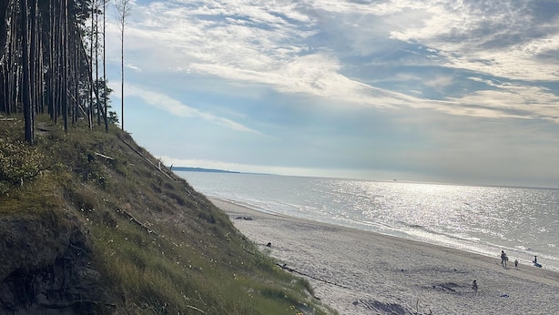 A beach with a grassy slope and a clear view of the ocean. - 1 bedroom lovely apartment in Rowy (Rowy)