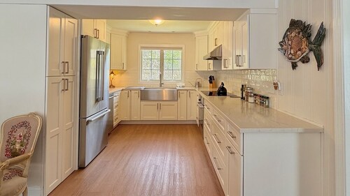 Charming 3-bedroom house in serene Waterford with AC close to beaches.