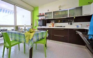 Fridge, microwave, stovetop, dishwasher - Holiday apartment with air conditioning and balcony (Bibione)