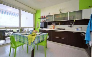 Private kitchen - Holiday apartment with air conditioning and balcony (Bibione)