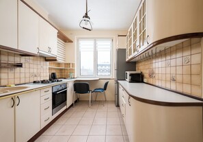 Fridge, microwave, oven, stovetop - Warsaw Old Town Comfort Apartment (Warszawa)