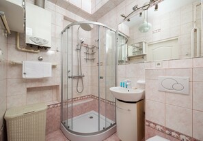 Douche, sèche-cheveux, serviettes fournies