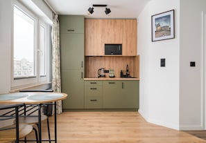 Réfrigérateur, micro-ondes, plaque de cuisson, lave-vaisselle