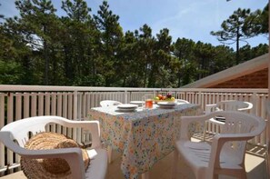 Outdoor dining - Holiday apartment with air conditioning and balcony (Lignano)