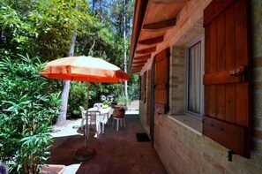 Outdoor dining - Holiday home with air conditioning and terrace (Lignano)