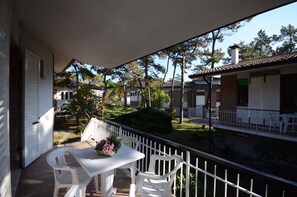 Outdoor dining - Holiday apartment with air conditioning and balcony (Lignano)