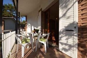 Outdoor dining - Holiday apartment with air conditioning and terrace (Lignano)