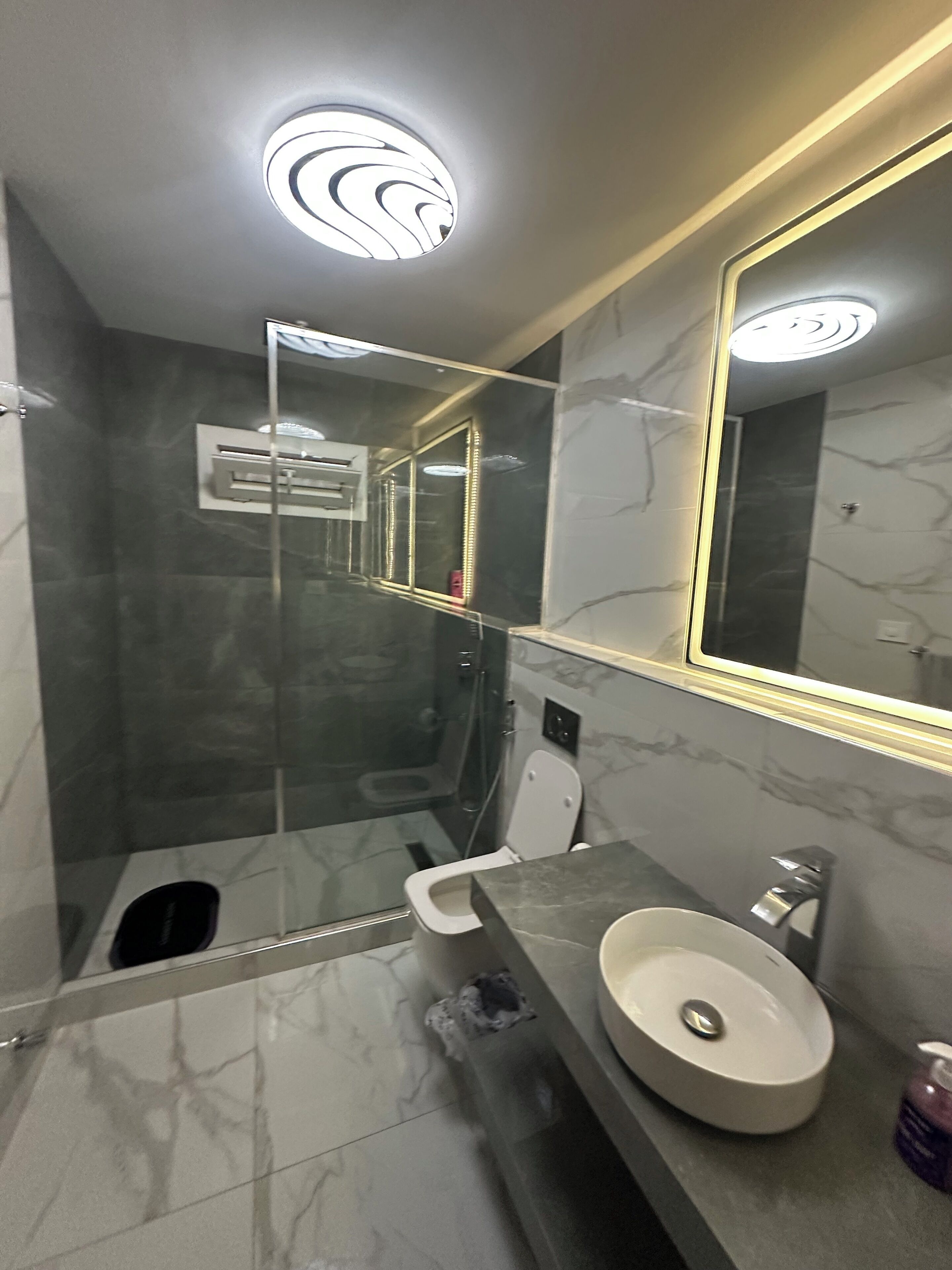 Bidet, toallas, papel higiénico