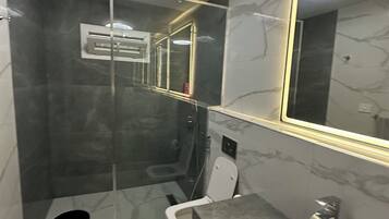 Bidet, toallas, papel higiénico