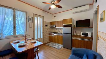 Frigorifero, microonde, piano cottura, macchina per tè/caffè