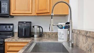 KĂŒhlschrank, Mikrowelle, Ofen, Herdplatte