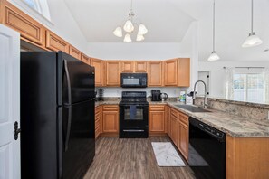 冷蔵庫、電子レンジ、オーブン、コンロ