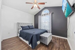 3 quartos, ferros/tábuas de passar roupa, berço de viagem