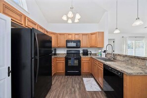 Geladeira, micro-ondas, fogão, cooktop