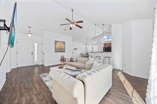 Private 3BR House Fenced Yard,Hot Tub and attached Garage