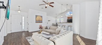 Private 3BR House Fenced Yard,Hot Tub and attached Garage