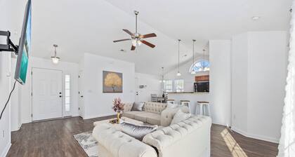 Private 3BR House Fenced Yard,Hot Tub and attached Garage