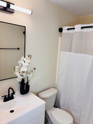 Hair dryer, towels, soap, toilet paper - 3-bedroom townhome in peaceful Havelock, 5 minutes from MCAS Cherry Point (Havelock)