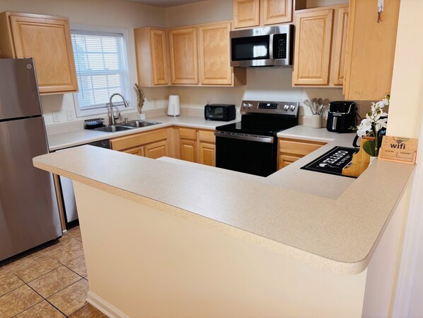 Private kitchen - 3-bedroom townhome in peaceful Havelock, 5 minutes from MCAS Cherry Point (Havelock)
